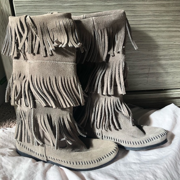 Minnetonka 3 Layer Fringe Boot - Picture 1 of 8